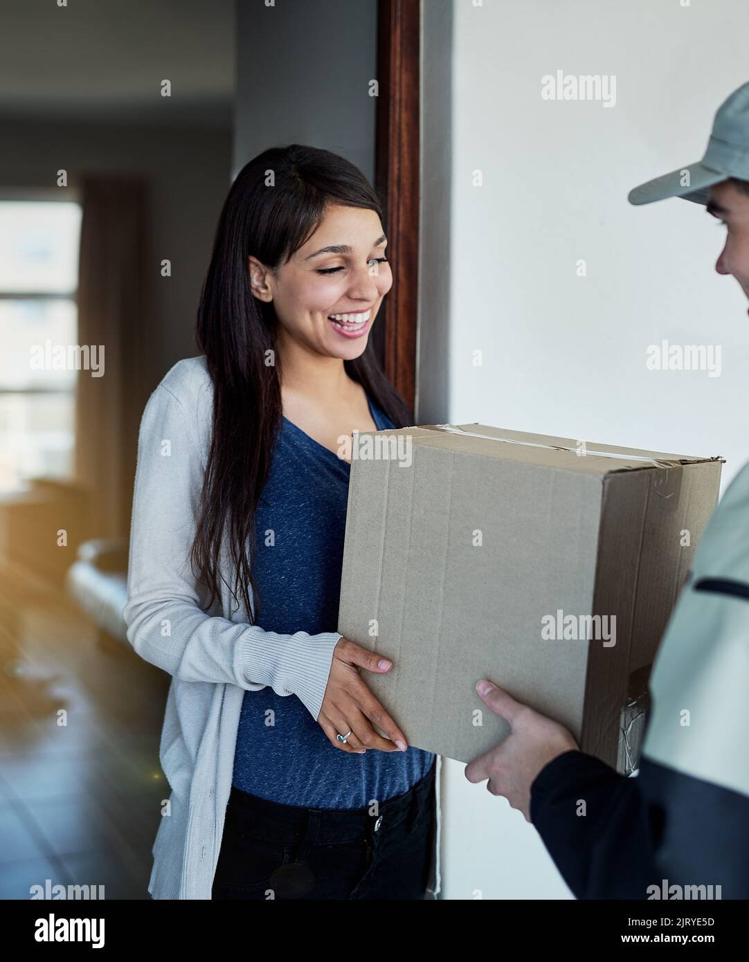 paquete entregado a otro cliente satisfecho una mujer joven que recibe su paquete del mensajero 2jrye5d