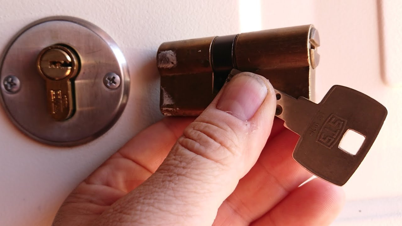 como cambiar el bombin de una cerradura sin llave