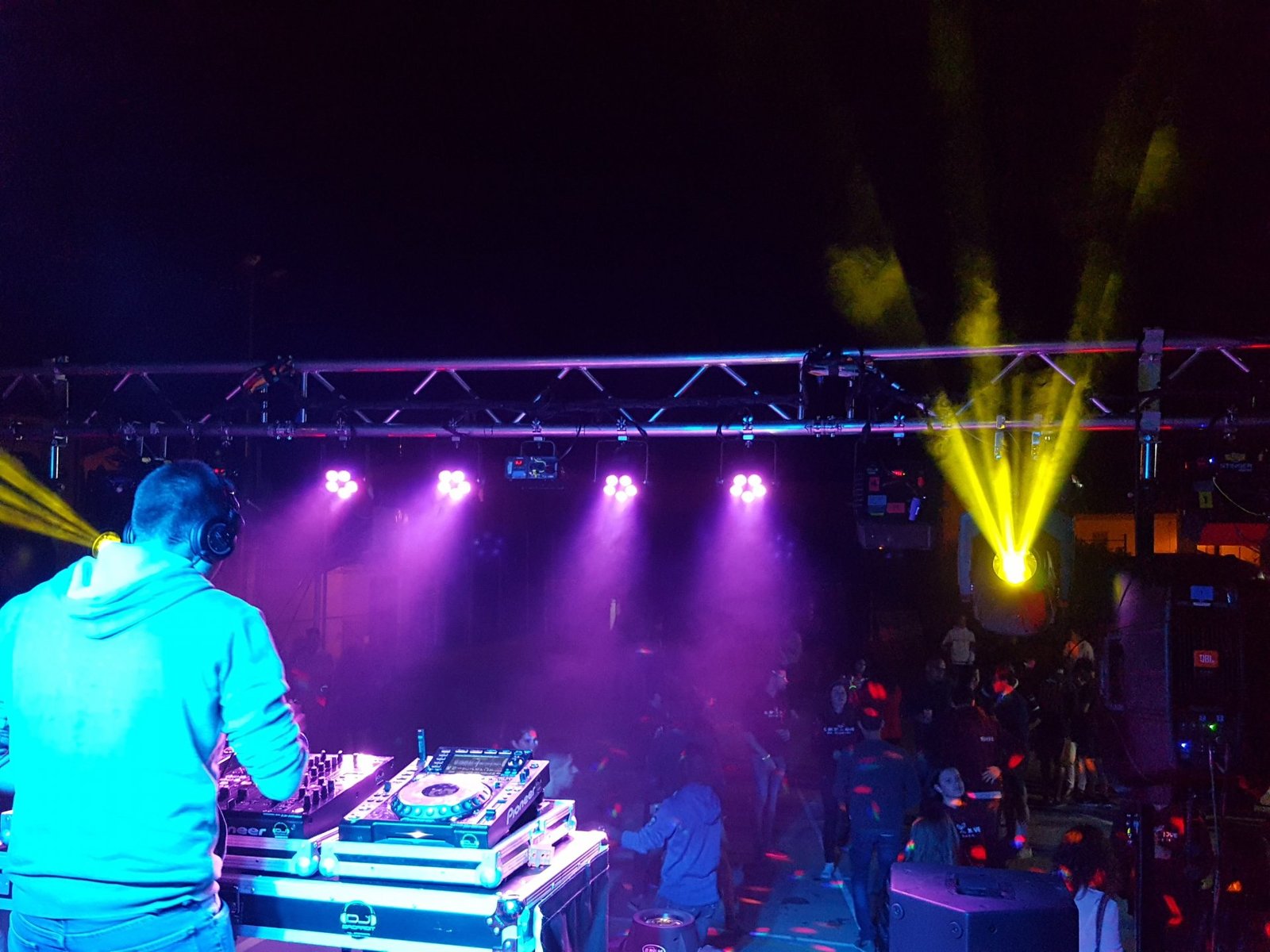 como contratar un dj para tu fiesta a un precio asequible