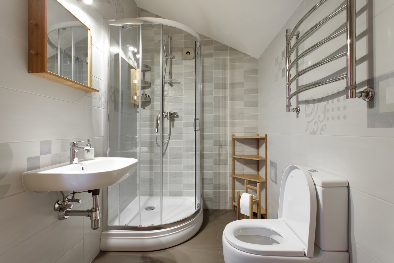 como decorar banos muy pequenos con ducha para maximizar el espacio
