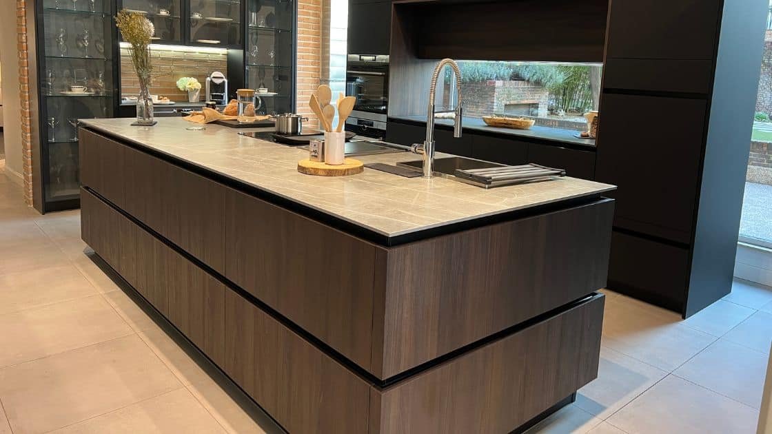 como disenar una cocina en u con isla para maximizar el espacio