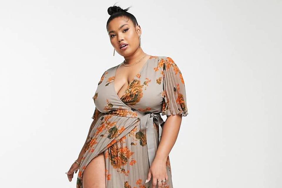 como elegir el look perfecto para una invitada de boda talla grande