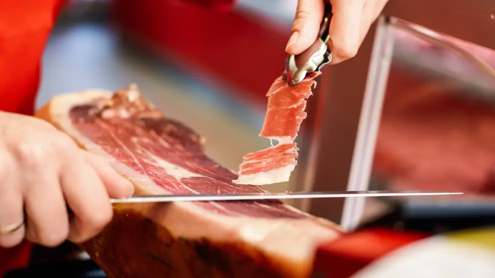 como elegir el mejor jamonero y cuchillo para cortar jamon