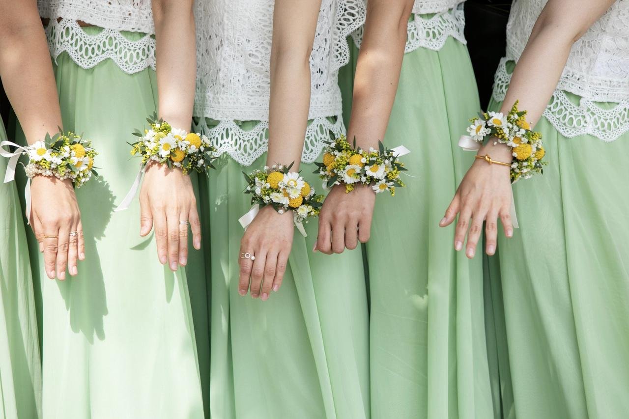 como elegir pulseras para damas de honor a buen precio y con estilo