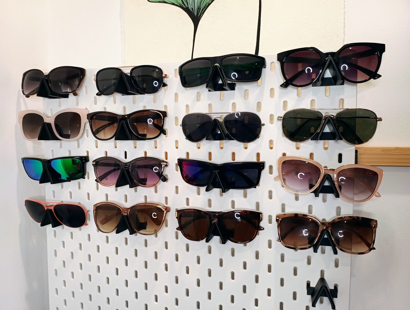 como encontrar el mejor organizador de gafas de sol en ikea scaled