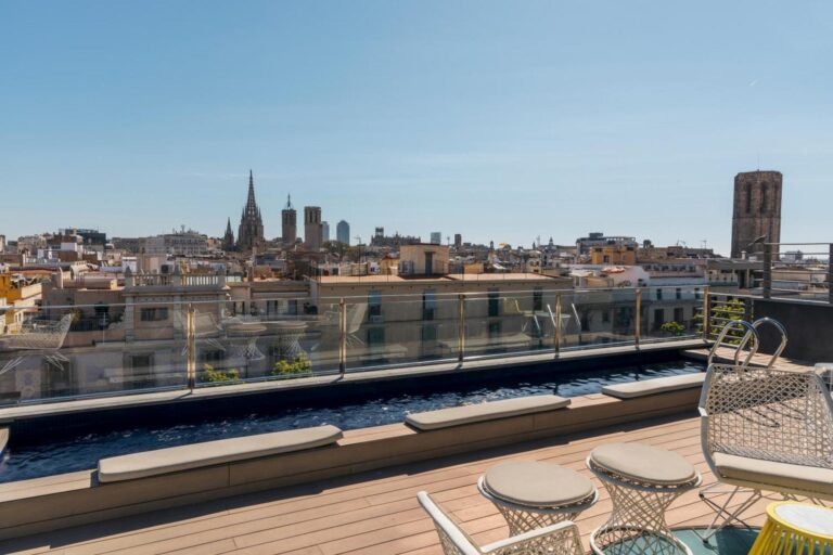 Cómo es el Hotel Bagués en La Rambla de Barcelona, España