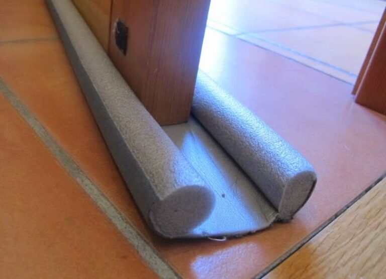 Cómo evitar que entre aire por debajo de la puerta de tu hogar