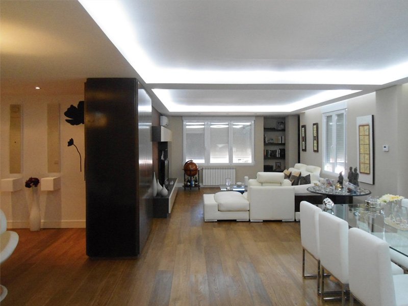 como iluminar una planta alta interior con poca luz natural