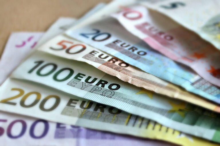 Cómo invertir 1.000 euros de manera inteligente en 2023
