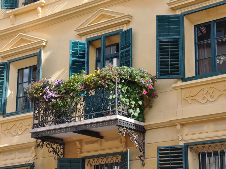 Cómo puedo tapar la barandilla del balcón con productos de Ikea