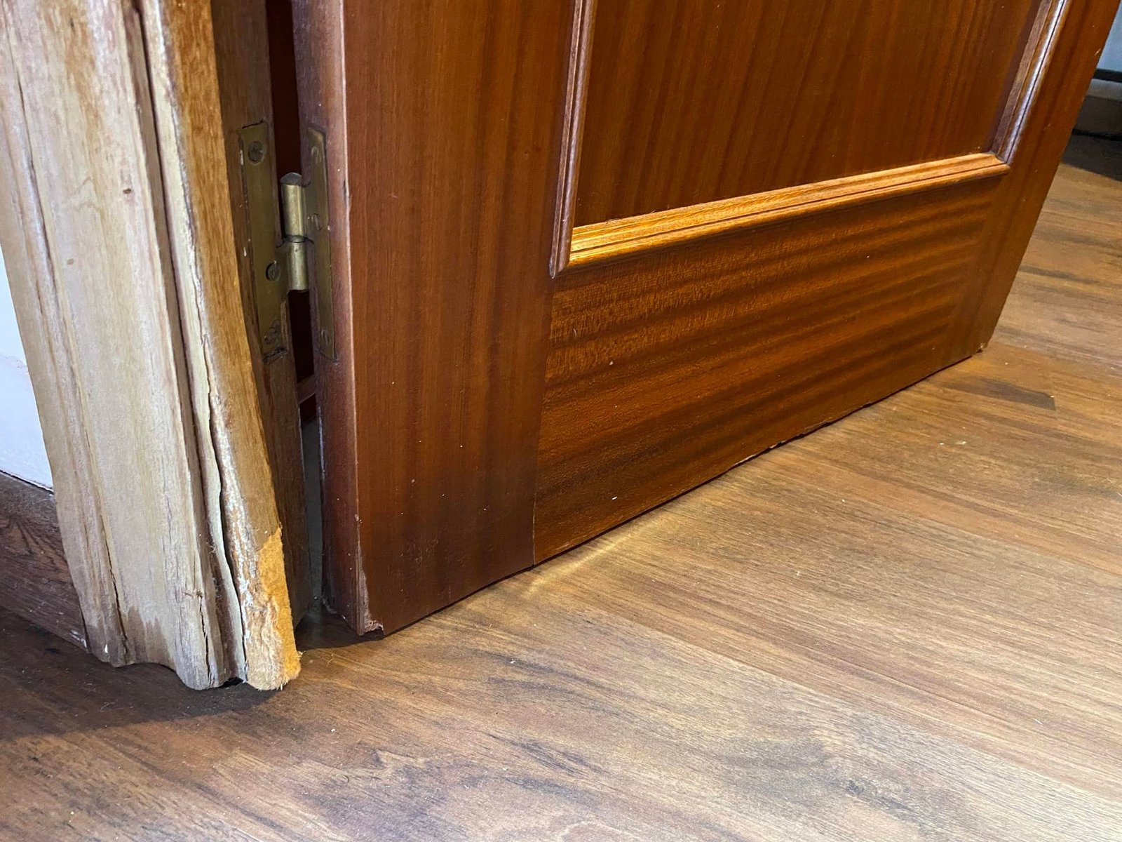 como reparar los bajos de las puertas danados por humedad