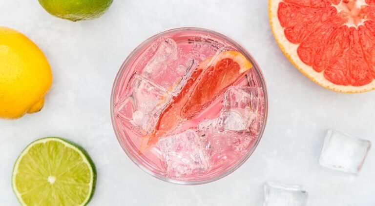 Con qué mezclar ginebra rosa para preparar deliciosos cócteles