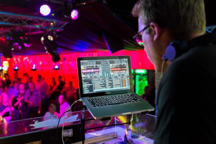 Cuánto cobra un DJ por amenizar una boda