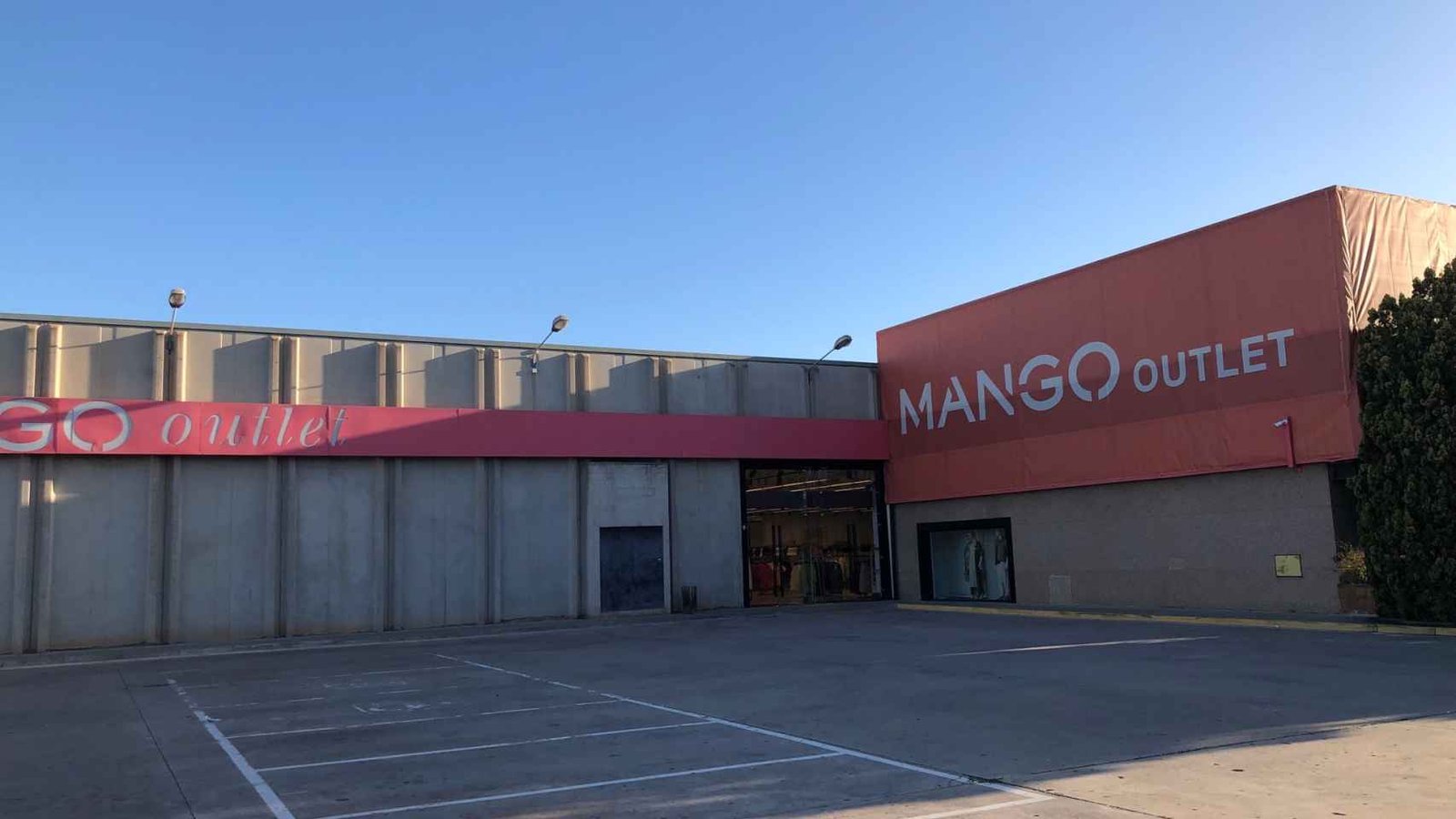 donde encontrar el outlet de mango en palau solita i plegamans
