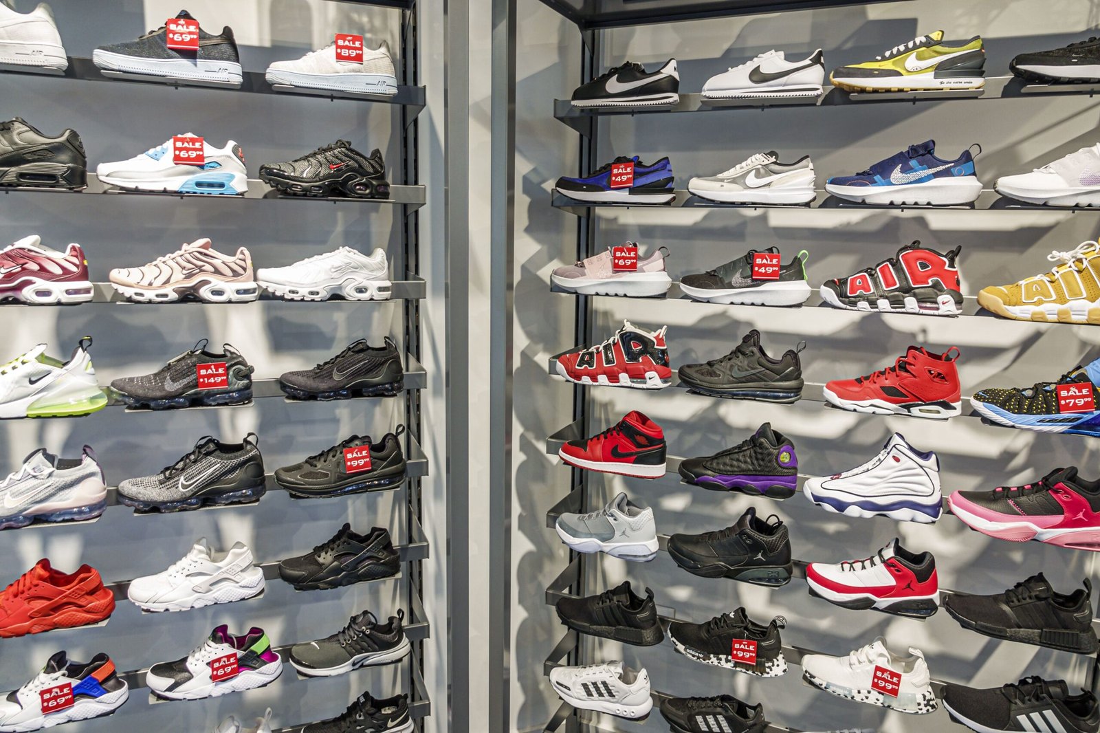 donde encontrar los mejores outlets de zapatillas en madrid scaled