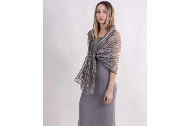 Es mejor elegir una chaqueta o un chal para asistir a una boda