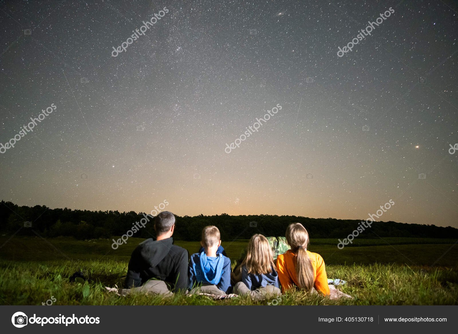 familia feliz bajo el cielo estrellado
