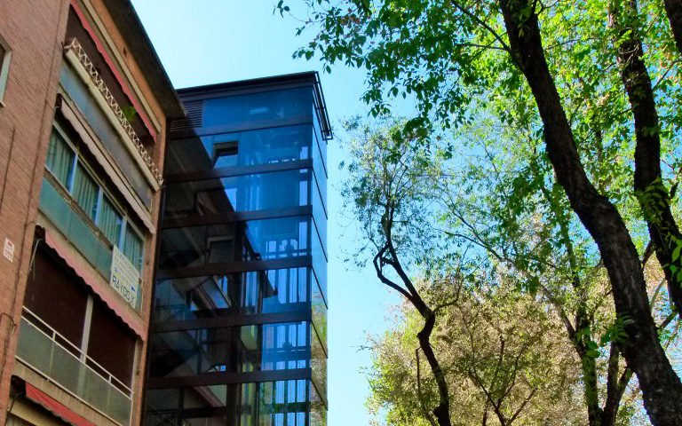 Por qué es beneficioso instalar un ascensor por fuera del edificio