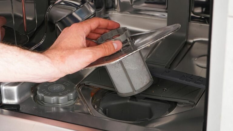 Por qué hay mal olor en el lavavajillas y cómo solucionarlo