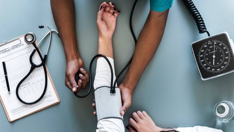 Por qué mi gato va al arenero y no hace nada: causas comunes