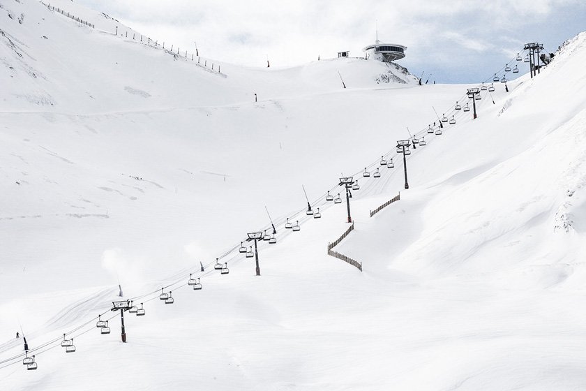 que actividades y servicios ofrece la estacion de esqui pas de la casa