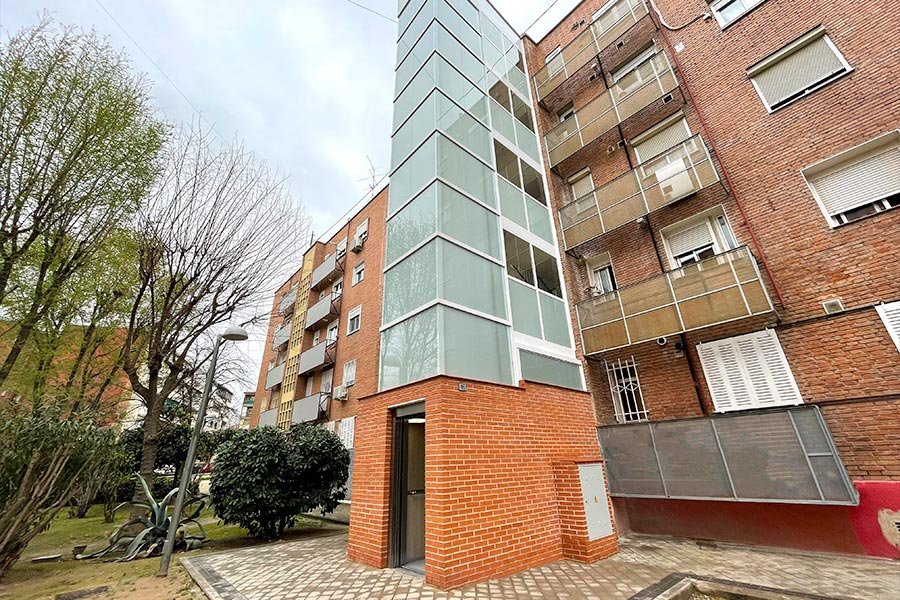 que aspectos considerar al instalar ascensores exteriores en edificios construidos