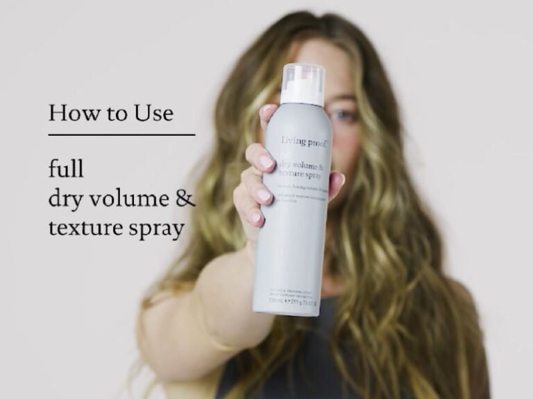 Qué beneficios ofrece el spray Living Proof Full Dry Volume & Texture