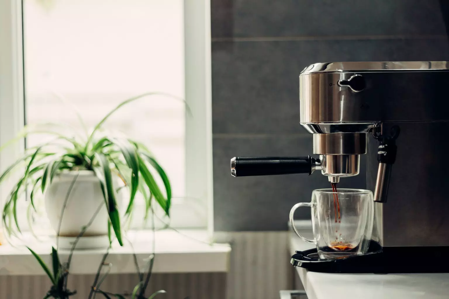 que caracteristicas debes considerar al elegir una cafetera que muele cafe