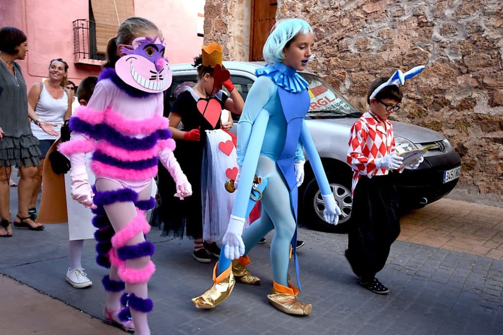 que caracteristicas tiene el disfraz de oruga de alicia en el pais de las maravillas