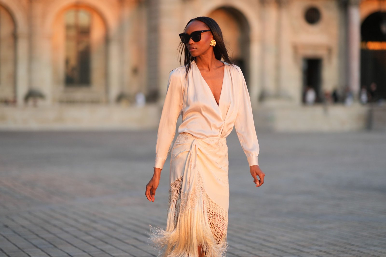 que conjunto de falda y blusa es ideal para ser invitada scaled