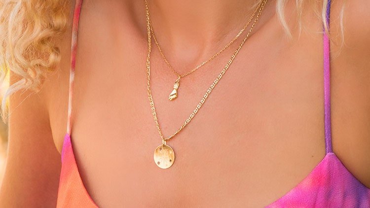 Qué estilos de collares dorados pegados al cuello son los más populares