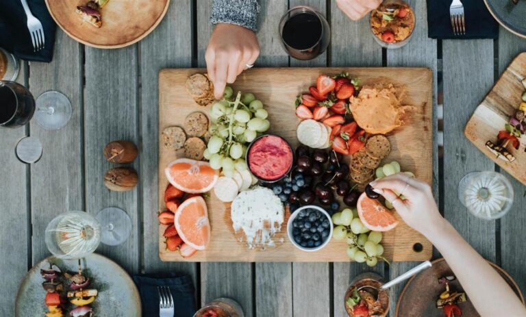 Qué ideas creativas y deliciosas puedo preparar para cenar con amigos