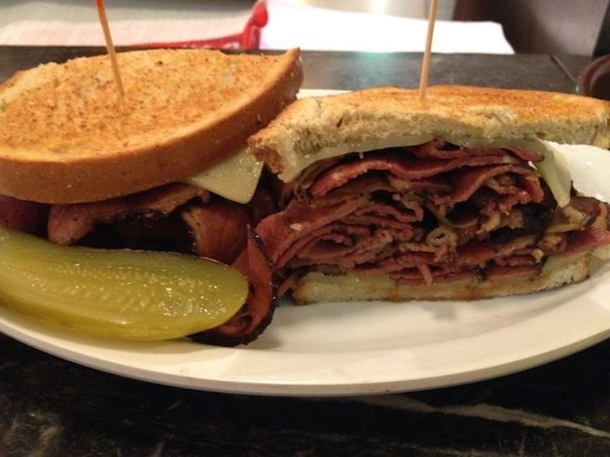 que lugares en nueva york sirven el mejor sandwich de pastrami