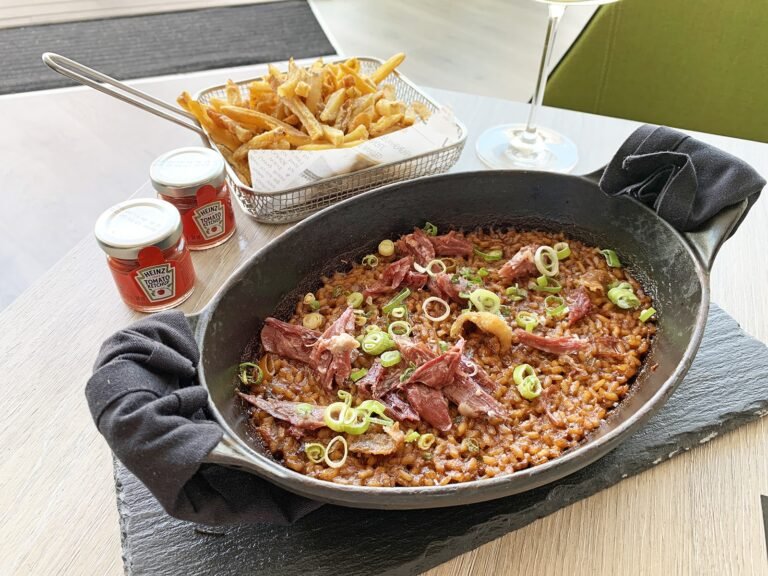 Qué opciones de menú ofrece el restaurante del Hotel Vela en Barcelona