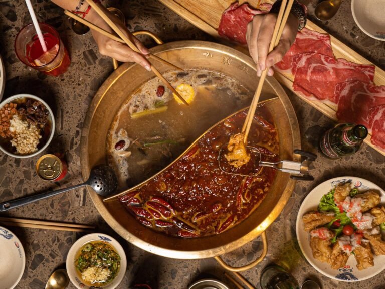 Qué platos incluyen un menú de hot pot de Sichuan