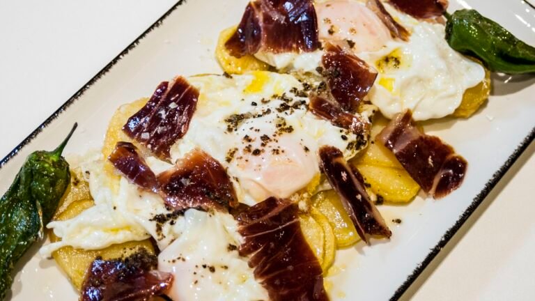 Qué platos ofrece la carta del restaurante La Cigüeña Negra