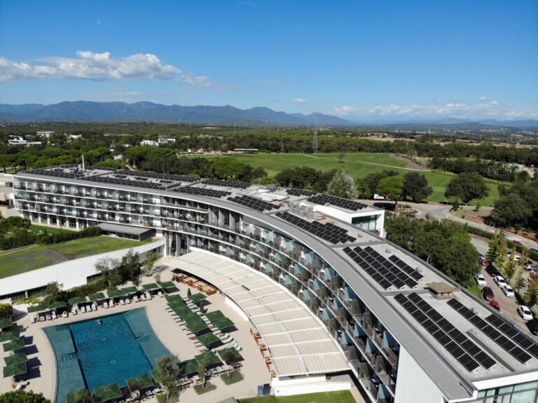 Qué servicios ofrece el Camiral Golf & Wellness Hotel en Girona