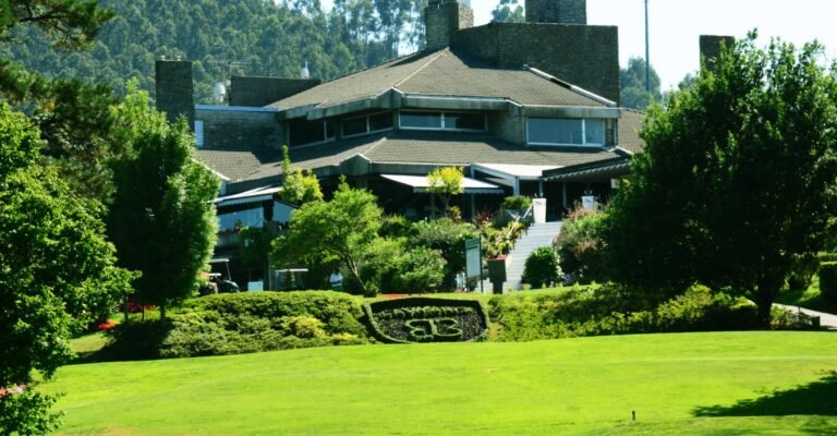 Qué servicios y actividades ofrece el Club de Campo de Laukariz