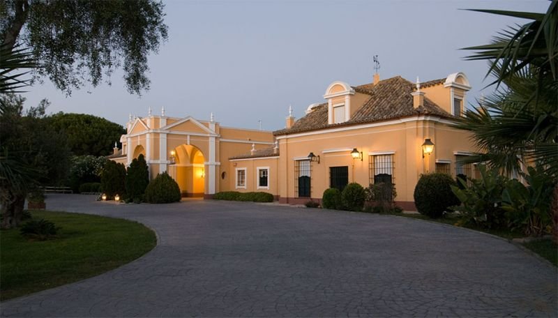 que servicios y actividades ofrece el montenmedio golf country club en cadiz