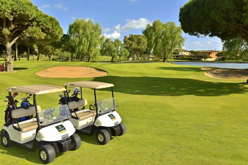 que servicios y caracteristicas ofrece novo sancti petri golf club